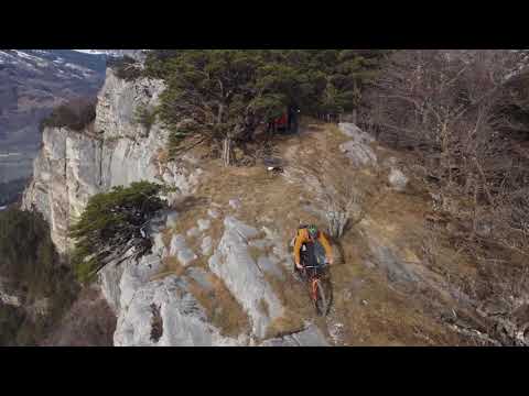Winter MTB adventure - riding on the edge of a cliff