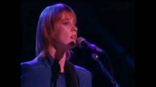 Suzanne Vega. Cracking