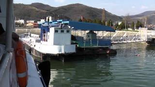 preview picture of video 'Acostarea vaporasului de croaziere pe Dunare'