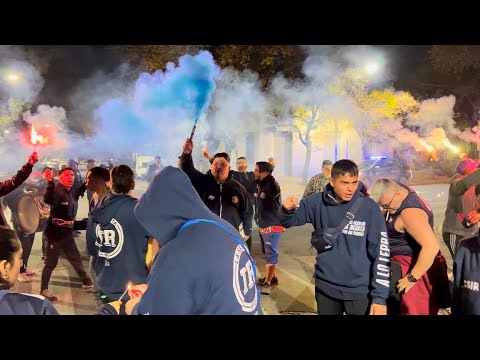 "La gente de Independiente Rivadavia festeja el triunfo ante Deportivo Madryn" Barra: Los Caudillos del Parque • Club: Independiente Rivadavia