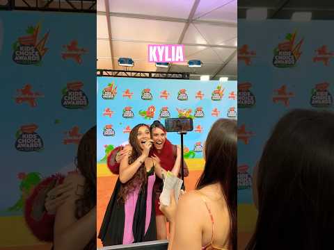 KYLIA ! ❤️ Malia Baker & Kylie Cantrall EMBRACE at KCAs #maliabaker #kyliecantrall #kylia #bffs