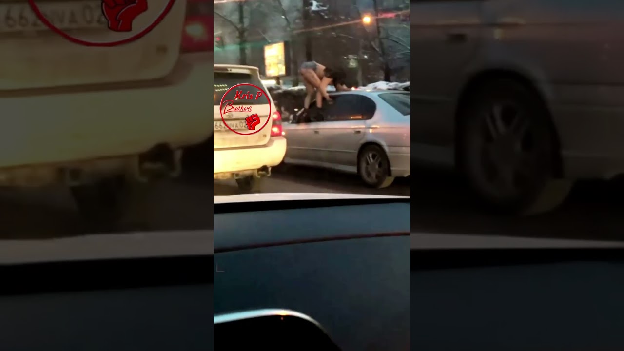 الماتىدا كولىگىنەن جارتىلاي جالاڭاش قىز تۇسكەن جۇرگىزۋشى جازالاندى