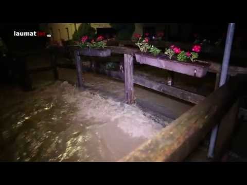 Personen bei schweren Überflutungen in Bad Wimsbach-Neydharting aus Häusern gerettet