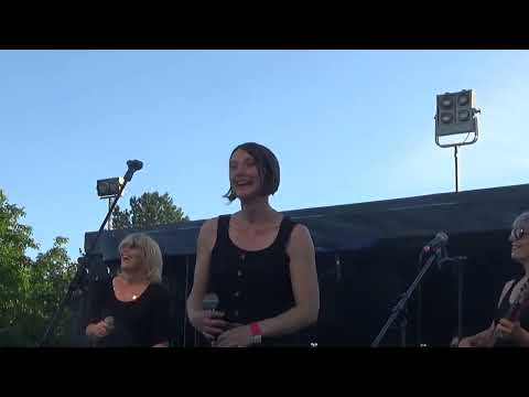 The Brunettes : Because you're young (Cock Sparrer)