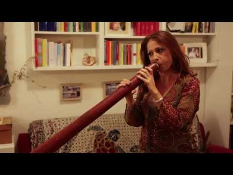 Martina Lupi (Tupa Ruja) - 60 Seconds Didgeridoo Challenge