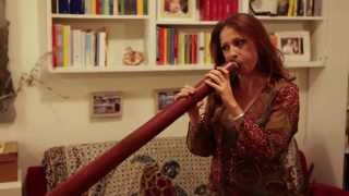 Martina Lupi (Tupa Ruja) - 60 Seconds Didgeridoo Challenge
