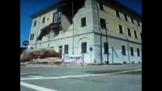 preview picture of video 'Demolizione del Municipio di Sant'agostino'