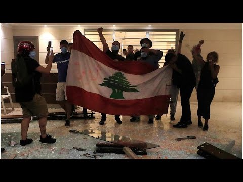 شاهد لبنانيون يقتحمون مبنى وزارة الشؤون الاجتماعية ويزيلون صورة ميشال عون