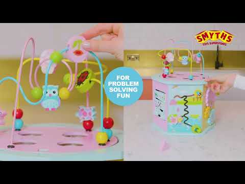 Esquilo brinca com brinquedos de madeira na Smyths Toys