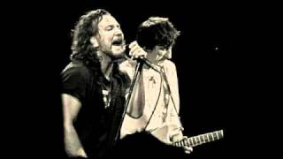 Eddie Vedder e Ronnie Wood   (Lucky Man)