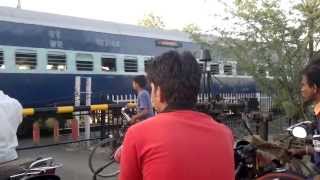 preview picture of video '16210 MYSORE AJMER EXPRESS PASSES TROUGH THE RAILWAY CROSSING OF BAGRI NAGAR 201305-09-557'