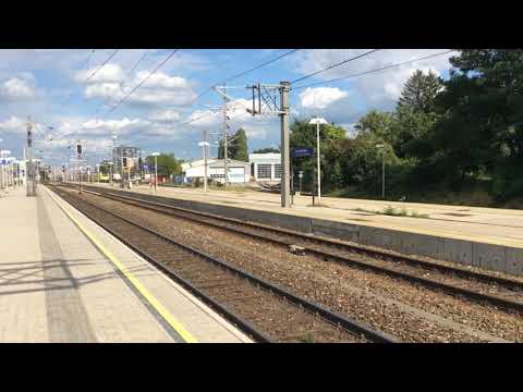 RE nach Wiener Neustadt fährt in den Bahnhof Wien Meidling