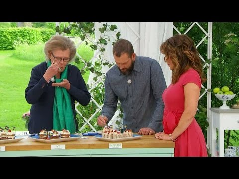 Johan Sörberg och Birgitta Rasmusson provsmakar Sverigebakelserna - Hela Sverige Bakar (TV4)