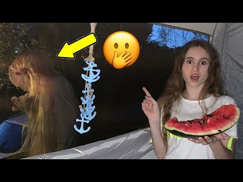 PASSO LA NOTTE IN UNA TENDA GIGANTE *ho visto qualcosa 😨- by Charlotte M.