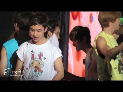 [FANCAM]120818 smtown ending-kai & luhan focus