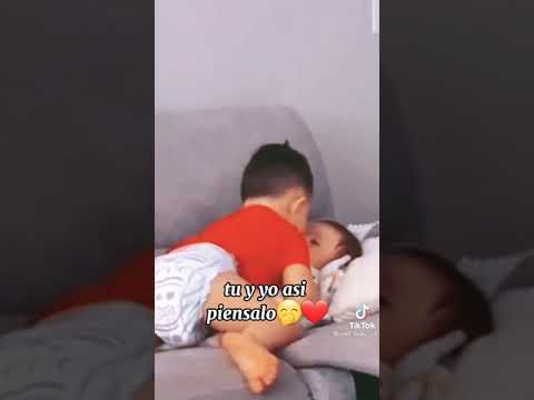 Hermanos se besan xd