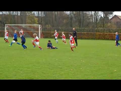 Goede balaanname Bram, hij tikt de bal meteen in de hoek. 0-1.