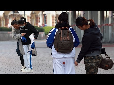 看到生理期的女中學生褲子髒了，路人會怎麼做呢？