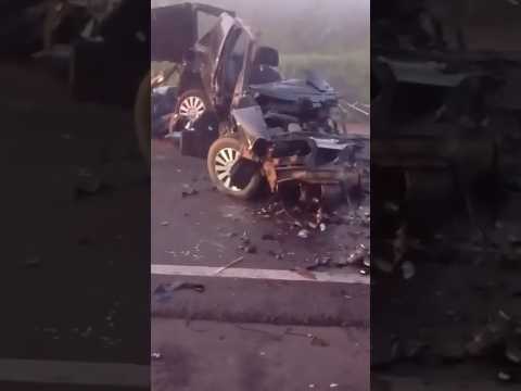 Colisão entre van e carro mobiliza resgate e interdita a PR-323
