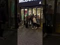 Burgers vast in McDonald's: deuren gesloopt