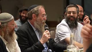 כנס תלמידי הרב שטיינזלץ תשפ"ג | התוועדות שמור שארית ישראל | משה אורדמן מספר (תלמידי הרב עדין אבן ישראל (שטיינזלץ) זצ"ל) - התמונה מוצגת ישירות מתוך אתר האינטרנט יוטיוב. זכויות היוצרים בתמונה שייכות ליוצרה. קישור קרדיט למקור התוכן נמצא בתוך דף הסרטון