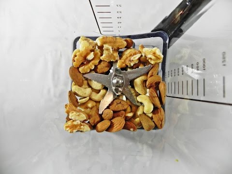 Mixen von Nüssen mit dem Bianco Primo Standmixer