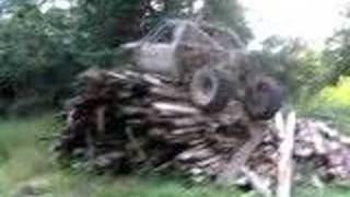 preview picture of video 'Lou's Toyota offroad-crawling over slab wood pile.'