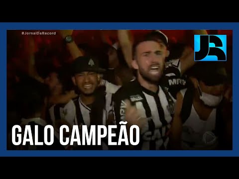 Atlético-MG vence de virada e é campeão brasileiro depois de 50 anos