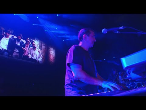 Videoclip de Dos imanes (2002) — Hombres G