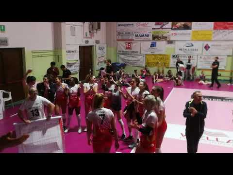 Le ragazze della OMAG CONSOLINI s. Giovanni in Marignano cantano Romagna Mia insieme ai tifosi