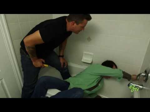 How To Remove and Replace Caulk in a Bathtub