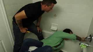 How To Remove and Replace Caulk in a Bathtub