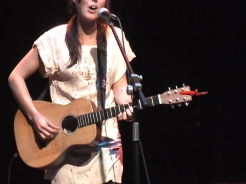 Holly Throsby - A Heart Divided (live)