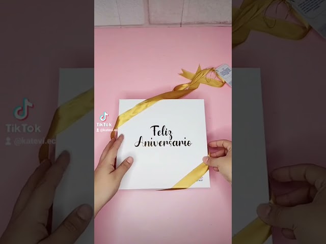 Vídeo relacionado con Tres Aristas Cuadro Personalizado con Nombres Pareja y Manos Corazón | Regalo Original para Aniversario, Boda y San Valentín | Decoración de Pared Moderna para el Hogar