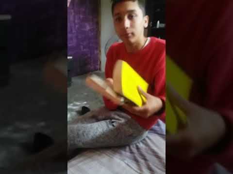 Joven guapo sorprendente hablando varios idiomas