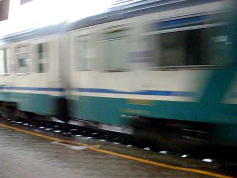 UNA E.402B CON L'INTERCITY SOTTO LA PIOGGIA...