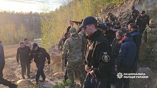 10-річна дитина впала з висоти п'ятого поверху в кар'єр: її знайшли та передали медикам (фото, відео)