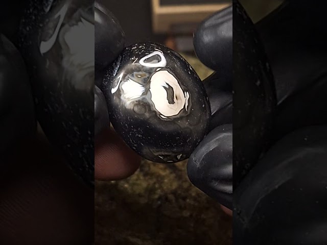 حجر عقيق بافوري طبيعي