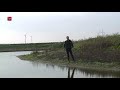 Slingerend fietsen over natuurstrook De Grote Trap
