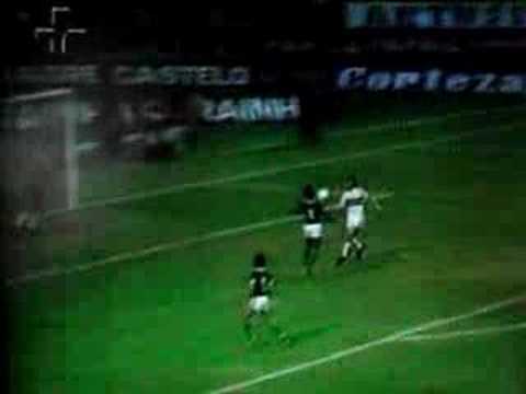 Enéas de Camargo, a bola dorme em seu peito antes de marcar o gol