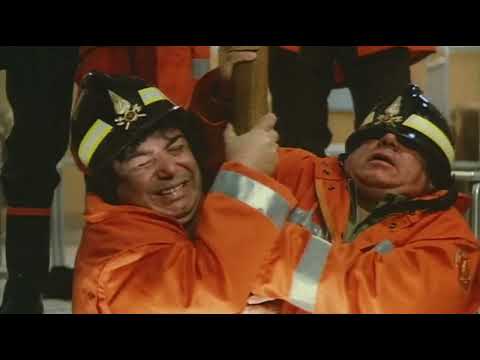 I Pompieri libera uscita + missione nell'appartamento con Moana Pozzi Lino Banfi, Christian De Sica