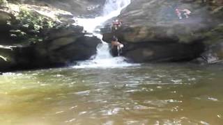 preview picture of video 'Como NÂO pular em uma cachoeira em São Thomé das Letras - MG'