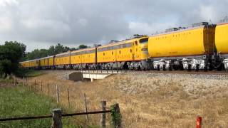 preview picture of video 'UP 844 and UP 150 Express - Eloise, TX  5/2/2012'