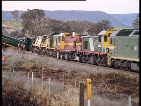 Locomotives G522, G543, T408, T409, T399, 4703 & 4701 - Bendick Murrell derailment - June 2000