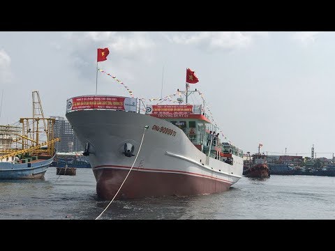 Hạ thủy tàu dịch vụ hậu cần nghề cá vỏ thép 'lớn nhất miền Trung'