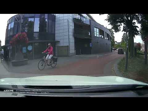 Rotonde 1/3  hogeweg op rechtsaf fietsstraat in dan naar het laantje stopbord . Wijchen centrum