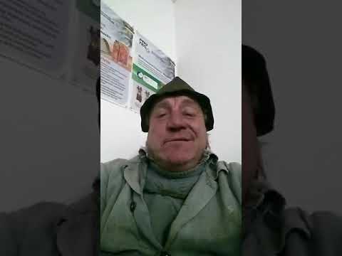 Mann imitiert steyr 15er beim Starten