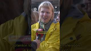 Ultra Bra täytti stadionin keltaisista sadetakeistaja suurista tunteista