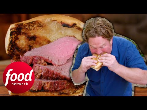 Casey devora um sanduíche trip-Tip coberto com molho de churrasco e molho picante | Man V Food: Hall Of Fame