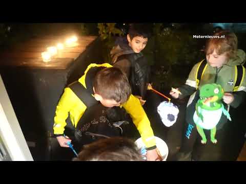 Heute ist der Geburtstag des Heiligen Martin. Mit Laternen an den Türen.